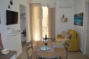 a living room with a table and a yellow couch at Futtitinni Home casamia in Palermo