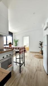 cocina con paredes blancas y suelo de madera en Apartament a Sant Celoni, Montseny, en Sant Celoni
