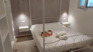 una camera con letto bianco e specchio di Dimora Agnese a Casalabate