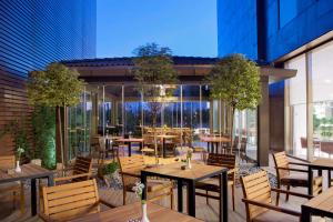 een restaurant met tafels en stoelen in een gebouw bij Hilton Garden Inn Istanbul Beylikduzu in Istanbul