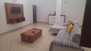 een woonkamer met een bank en een salontafel bij Stay at Kety's in Praia