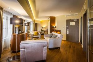 Кухня или мини-кухня в DoubleTree by Hilton Hotel Tyumen
