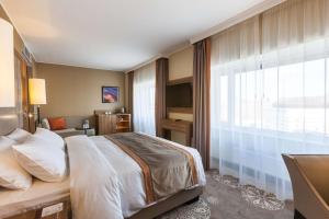 Кровать или кровати в номере DoubleTree by Hilton Hotel Tyumen