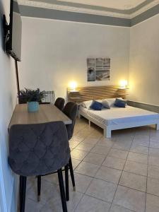 sypialnia z łóżkiem, stołem i krzesłami w obiekcie Mediterraneo Apartment w mieście Ercolano