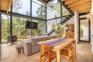 ein Wohnzimmer mit Tisch und Couch in der Unterkunft CASA NUEVA en Avandaro rodeada de Naturaleza in Valle de Bravo