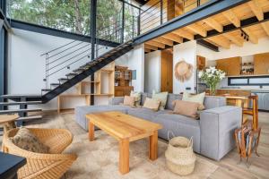 ein Wohnzimmer mit einem blauen Sofa und einem Tisch in der Unterkunft CASA NUEVA en Avandaro rodeada de Naturaleza in Valle de Bravo