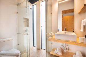 ein Badezimmer mit Waschbecken und Spiegel in der Unterkunft CASA NUEVA en Avandaro rodeada de Naturaleza in Valle de Bravo + 10 Fotos