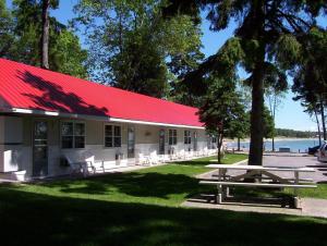 a building with a red roof and a picnic table at Balm Beach Resort and Motel in Balm Beach +17 photos