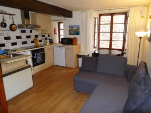 Majoituspaikan 1 Bedroom Flat in Historic Cooperage Apartments Leith keittiö tai keittotila