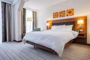 Hilton Garden Inn Krasnodar tesisinde bir odada yatak veya yataklar