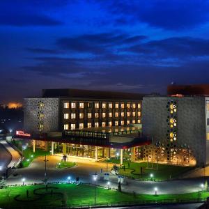 un gran edificio con un patio delante de él por la noche en Hilton Garden Inn Konya, en Konya