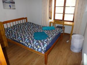 Un pat sau paturi într-o cameră la 1 Bedroom Flat in Historic Cooperage Apartments Leith