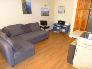 A seating area at 1 Bedroom Flat in Historic Cooperage Apartments Leith