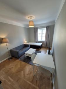 een woonkamer met een bank en een tafel bij Home Inn PLG19 in Stockholm