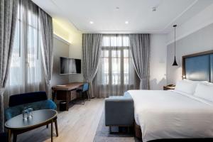 pokój hotelowy z łóżkiem i biurkiem w obiekcie DoubleTree by Hilton Madrid-Prado w Madrycie