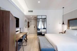 Łóżko lub łóżka w pokoju w obiekcie DoubleTree by Hilton Madrid-Prado