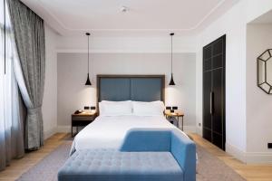 Łóżko lub łóżka w pokoju w obiekcie DoubleTree by Hilton Madrid-Prado