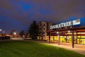 un edificio con un letrero que lee el árbol duddle en Doubletree by Hilton Milan Malpensa Solbiate Olona, en Solbiate Olona