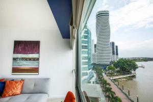 Cette chambre dispose d'une fenêtre offrant une vue sur la ville. dans l'établissement Hermosa suite vista al rio 306, à Guayaquil