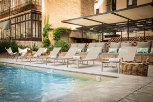 Bazén v ubytování Alexandra Barcelona Hotel, Curio Collection by Hilton nebo v jeho okolí