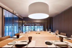 Restoranas ar kita vieta pavalgyti apgyvendinimo įstaigoje Alexandra Barcelona Hotel, Curio Collection by Hilton