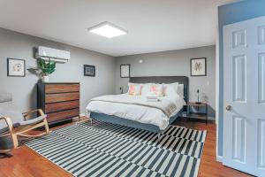 1 dormitorio con 1 cama grande y 1 silla en North Central Loft, en Staunton