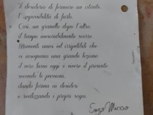 una carta escrita a mano con letra en un libro blanco en Masseria boutique b&b, en Montella