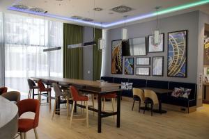 Telewizja i/lub zestaw kina domowego w obiekcie Hampton By Hilton Olsztyn
