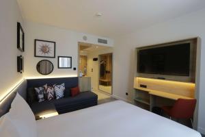 Łóżko lub łóżka w pokoju w obiekcie Hampton By Hilton Olsztyn