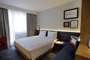 Łóżko lub łóżka w pokoju w obiekcie Hampton By Hilton Olsztyn