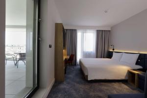 Łóżko lub łóżka w pokoju w obiekcie Hampton By Hilton Olsztyn
