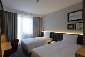 Łóżko lub łóżka w pokoju w obiekcie Hampton By Hilton Olsztyn