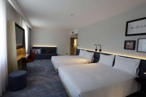 Łóżko lub łóżka w pokoju w obiekcie Hampton By Hilton Olsztyn