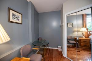 a living room with a glass table and chairs at Goodview Le Mont-Luc in Gatineau