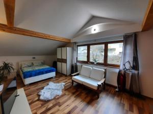 ein Schlafzimmer mit einem Bett, einem Stuhl und einem Fenster in der Unterkunft Panorama in Wiesing