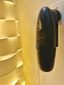 利雅德的住宿－Luxury Apartment 201，挂在冰箱边的黑色瓶子