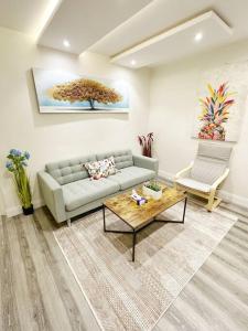 sala de estar con sofá y mesa de centro en Luxury Apartment 201, en Riad