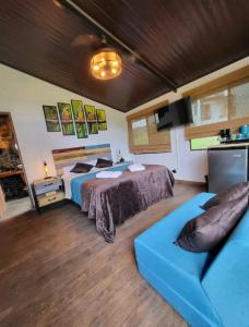 1 dormitorio con 2 camas y sofá en PIKA CABINS 2, en San Carlos