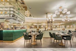 een weergave van een restaurant met tafels en stoelen bij The Emerald House Lisbon - Curio Collection By Hilton in Lissabon