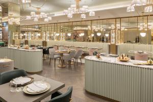 Ресторант или друго място за хранене в The Emerald House Lisbon - Curio Collection By Hilton