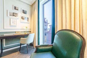 Posezení v ubytování The Emerald House Lisbon - Curio Collection By Hilton