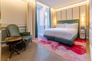 Postel nebo postele na pokoji v ubytování The Emerald House Lisbon - Curio Collection By Hilton