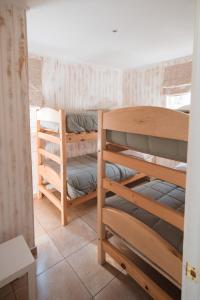 Habitación con literas en una habitación en De Peppino Cabañas en Papudo