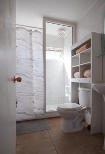 bagno bianco con servizi igienici e doccia di De Peppino Cabañas a Papudo