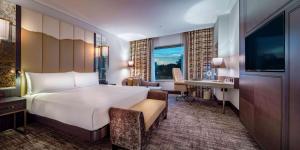 Postel nebo postele na pokoji v ubytování Hilton Podgorica Crna Gora