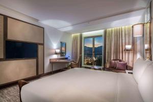 Postel nebo postele na pokoji v ubytování Hilton Podgorica Crna Gora