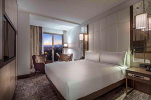 Postel nebo postele na pokoji v ubytování Hilton Podgorica Crna Gora