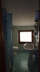 ペルージャにあるBed and breakfast Al posto belloのバスルーム(洗面台、トイレ付)、窓が備わります。