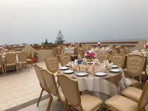 un tavolo pronto per un matrimonio sul tetto di Les Bains de Mirleft a Mirleft