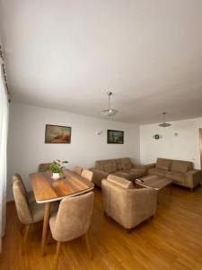 uma sala de estar com um sofá e uma mesa em Premier by Broci Apartments em Tirana